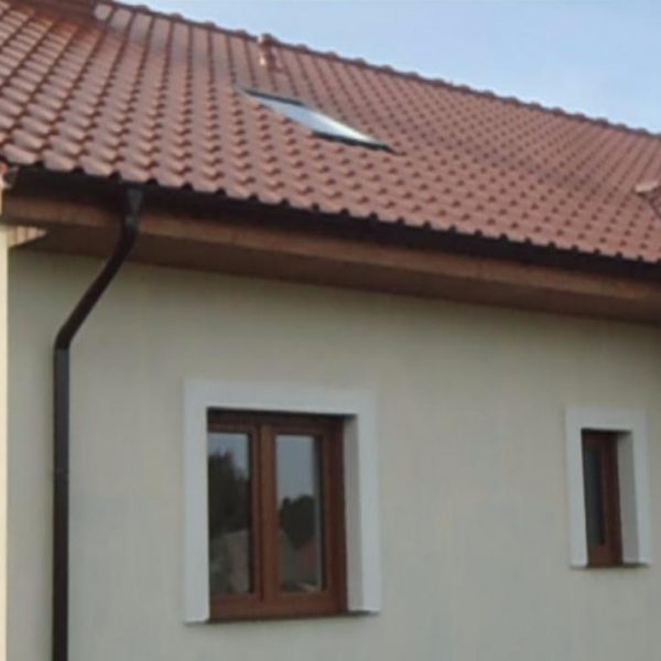 Realizacja z dachówką Wienerberger L15 czerwona angoba, nadającą budynkowi tradycyjny charakter.